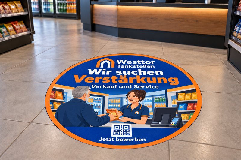 Muster, KI-Bild: Westtor Tankstellen, Bodenaufkleber im Tankstellenshop mit schematischem QR-Zeichen.